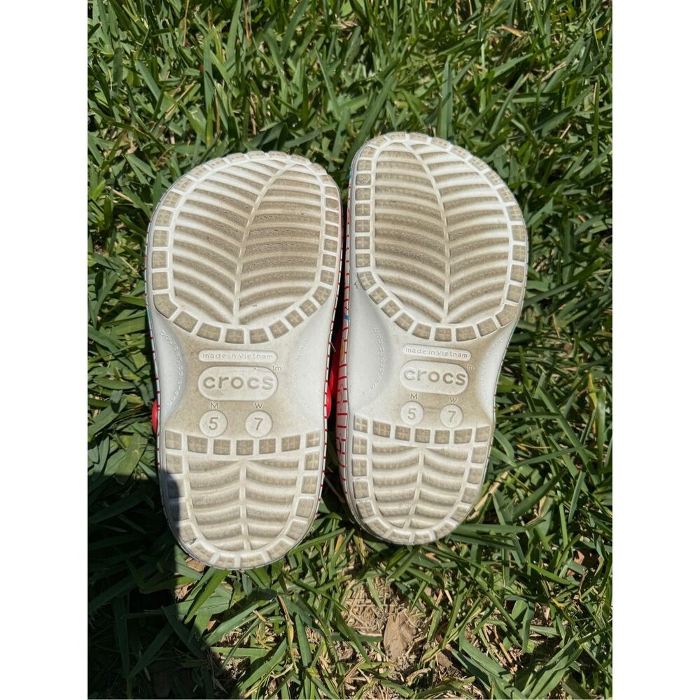 Disney snack Crocs - popcorn hidden Mickey kernels - size 7 (retired) - Picture 4 of 5